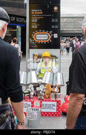 Glasgow Zinn Bin Mann busker Henry Savage Mülleimern außerhalb St Enoch Centre und der U-Bahn, Glasgow, Schottland, Großbritannien Stockfoto