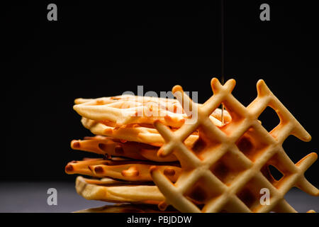 Foto von Wiener Wafer auf schwarzem Hintergrund Stockfoto