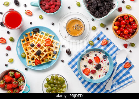 Foto von Wiener Waffeln, Haferflocken, Kaffee, Himbeeren, Erdbeeren, Stachelbeeren Stockfoto