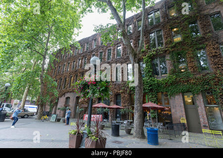 Seattle, Washington - 30. Juni 2018: Pioneer Square Plaza in der Innenstadt von Seattle, Washington, mit schmiedeeisernen Pergola und Tlingit indischen Totem Stockfoto