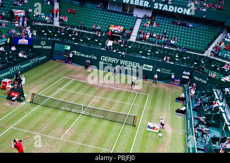 Jan-Lennard Struff dient der Dustin Brown während einer Ausstellung Gleichen an den Gerry Weber Open in Halle (Westfalen), Deutschland. Stockfoto