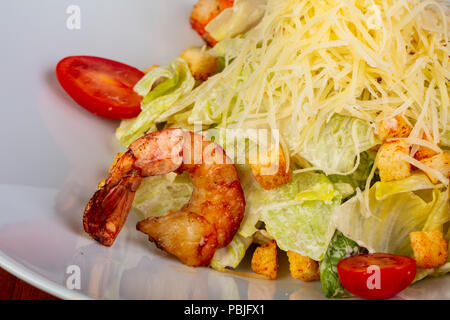 Köstliche Ceasar Salat mit gebratenen Garnelen Stockfoto