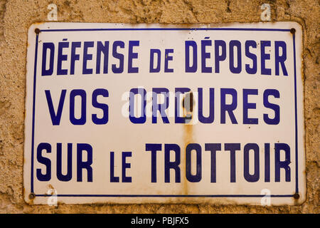 Französische Flagge auf einem Schaufenster, Cassis, Bouches-du-Rhône, Frankreich Stockfoto