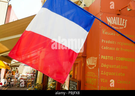 Französische Flagge auf einem Schaufenster, Cassis, Bouches-du-Rhône, Frankreich Stockfoto