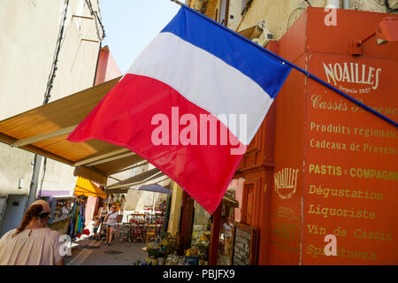 Französische Flagge auf einem Schaufenster, Cassis, Bouches-du-Rhône, Frankreich Stockfoto