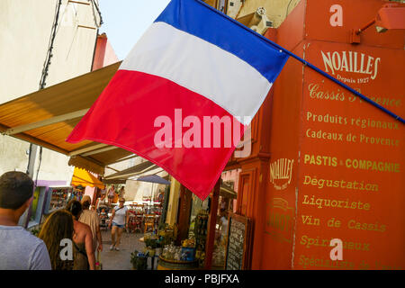 Französische Flagge auf einem Schaufenster, Cassis, Bouches-du-Rhône, Frankreich Stockfoto