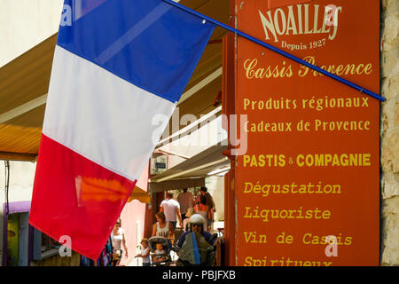 Französische Flagge auf einem Schaufenster, Cassis, Bouches-du-Rhône, Frankreich Stockfoto