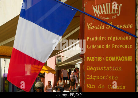 Französische Flagge auf einem Schaufenster, Cassis, Bouches-du-Rhône, Frankreich Stockfoto