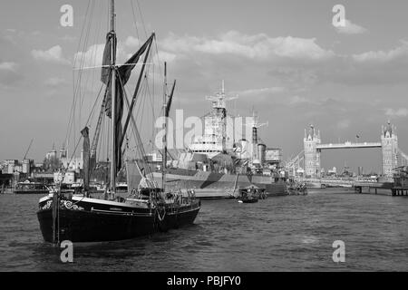 Die Sailing Barge, Wasserstoff, HMS Belfast, Tower of London und die Tower Bridge, die Themse in London. Stockfoto