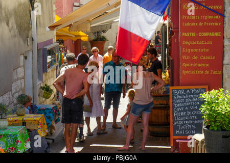 Französische Flagge auf einem Schaufenster, Cassis, Bouches-du-Rhône, Frankreich Stockfoto