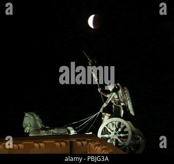 Berlin, Deutschland. 27. Juli, 2018. Für eine Stunde und 43 Minuten, der Mond ist völlig in den Schatten der Erde versenkt. Der Mond erscheint dann als rötliche Scheibe am Himmel. Das Foto zeigt den Mond über dem Brandenburger Tor. Quelle: Simone Kuhlmey/Pacific Press/Alamy leben Nachrichten Stockfoto