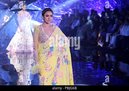 New Delhi, Indien. 27. Juli, 2018. Modelle gehen Sie die Rampe und die Schaffung von Designer Suneet Verma während der Indien Couture Woche 2018 Credit: Jyoti Kapoor/Pacific Press/Alamy leben Nachrichten Stockfoto