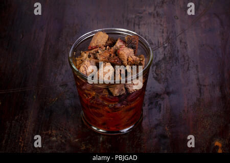 Schweinefleisch mit roten Bohnen im Glas Stockfoto