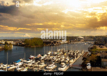 Boot Dock Thea Foss Wasserstraße in Tacoma Washington mit Mount Rainier während Golden Sunset Stockfoto