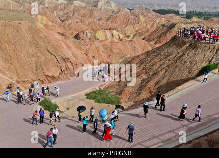 Zhangye, China. 27. Juli, 2018. Touristen genießen Landschaft am Zhangye Danxia Nationalen geologischen Park in Zhangye im Nordwesten der chinesischen Provinz Gansu. Credit: SIPA Asien/Pacific Press/Alamy leben Nachrichten Stockfoto