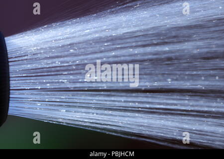 Eine Dusche von Wasser aus einem Gartenschlauch, bevor die vorgeschlagenen Gartenschlauch Verbot in Kraft tritt. Stockfoto
