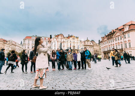 Prag, Tschechische Republik - 24. September 2017: Junge chinesische Frau, Tourist, Foto von berühmten Sehenswürdigkeiten in der Altstadt Stockfoto