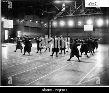 1867 Women's Physical education Ausstellung in Herron Gymnasium 1908 (3192580078) Stockfoto
