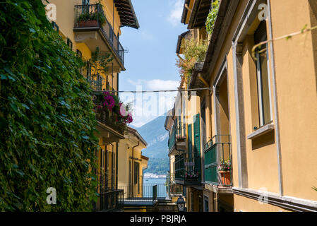 Schmale Gasse von Bellagio, die zum See, im Hintergrund ein Blick auf den See, Italien Stockfoto