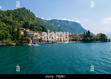 Anzeigen von Varenna Stadt eines der kleinen schönen Städte am Comer See von der Fähre, Lombardei, Italien Stockfoto