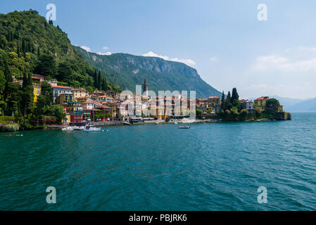 Anzeigen von Varenna Stadt eines der kleinen schönen Städte am Comer See von der Fähre, Lombardei, Italien Stockfoto