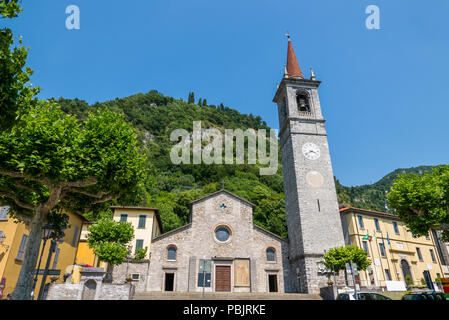 Die Pfarrkirche von San Giorgio stammt aus dem 13. Jahrhundert und befindet sich auf dem Platz mit dem gleichen Namen im Zentrum von Varenna. Italien Stockfoto