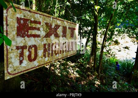 Ausfahrt der Autobahn Zeichen in einem Wald, Wooroonooran National Park, Atherton Tablelands, QLD, Australien Stockfoto