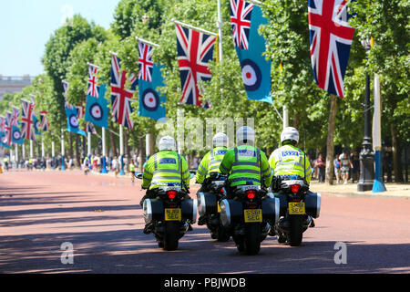 Handwerker hängt, der Streitkräfte und der Union Jack Fahnen auf der Mall in Vorbereitung der Streitkräfte Tag Samstag, den 30. Juni. Auf Streitkräfte Tag diejenigen, die für das Land gedient haben, gedankt. Mit: Atmosphäre, Wo: London, Großbritannien Wann: 27 Jun 2018 Credit: Dinendra Haria/WANN Stockfoto