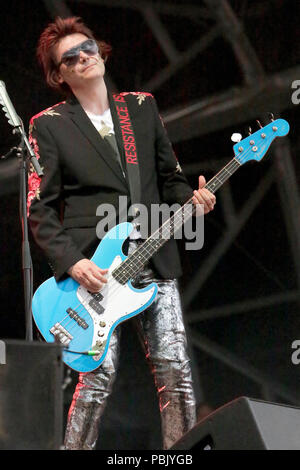 Nicky Wire der Manic Street Prediger führt auf der Bühne Y nicht Festival in der Pikehall, Derbyshire am Freitag, den 27. Juli 2018. Stockfoto