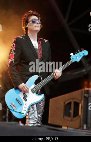 Nicky Wire der Manic Street Prediger führt auf der Bühne Y nicht Festival in der Pikehall, Derbyshire am Freitag, den 27. Juli 2018. Stockfoto