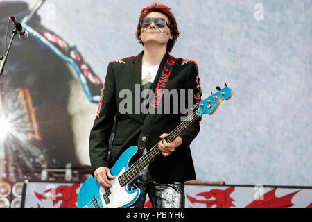 Nicky Wire der Manic Street Prediger führt auf der Bühne Y nicht Festival in der Pikehall, Derbyshire am Freitag, den 27. Juli 2018. Stockfoto