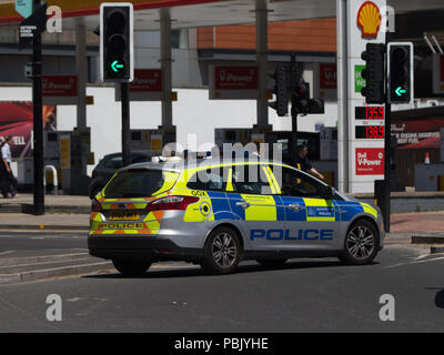 Szene der Brand im 6. Stock aus Queenstown Road Battersea. Polizei Absperren umliegenden Straßen und in der Nähe der Battersea Bridge einen Umkreis um den Bereich der Wohnung Feuer zu erstellen. Mit: Atmosphäre, Wo: London, Großbritannien Wann: 27 Jun 2018 Credit: Wheatley/WANN Stockfoto