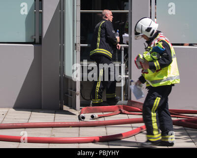 Szene der Brand im 6. Stock aus Queenstown Road Battersea. Polizei Absperren umliegenden Straßen und in der Nähe der Battersea Bridge einen Umkreis um den Bereich der Wohnung Feuer zu erstellen. Mit: Atmosphäre, Wo: London, Großbritannien Wann: 27 Jun 2018 Credit: Wheatley/WANN Stockfoto