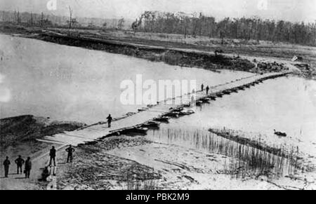 1210 Ponton - Brücke - groß - Schwarz - fluss-1863 Stockfoto