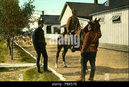 1221 Postkarte von Royal North West Mounted Police Officers in der Macleod, Alberta Kaserne Stockfoto