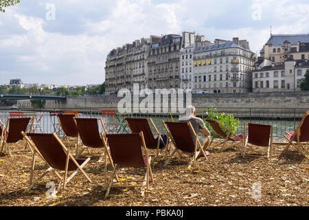 Paris Plages - Mann am rechten Ufer der Seine in Paris Plages Ereignis. Stockfoto