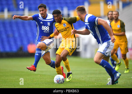 Brighton & Hove Albion Bernardo da silvain gegen Birmingham City Maxime Colin (links) und Birmingham City Kapitän Michael Morrison (rechts) während der Vorsaison Freundschaftsspiel am St Andrew Billionen Trophäe Stadion, Birmingham. Stockfoto