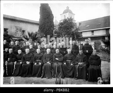 733 Gruppe Portrait von Etwa 30 Franziskanermönche außen an die Mission Santa Barbara, Kalifornien, 1904 -4073 (CHS) Stockfoto