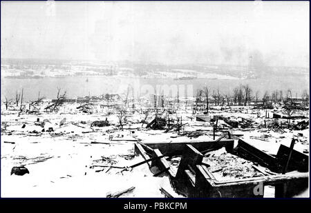 739 Halifax nach Halifax Explosion mit Blick in Richtung der Dartmouth Seite des Hafen, 1917 Stockfoto