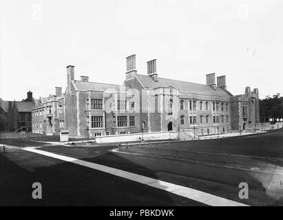 . Englisch: Hart House, Universität Toronto, Toronto, Canada. Gesehen auf der Suche nord-östlich von einem Ort in der Nähe von University College, der Kapelle wirft die Schatten in der unteren linken. Das meteorologische Observatorium ist nur off-Rahmen auf der rechten Seite. ca. 1920 745 Hart House ca. 1920 Stockfoto