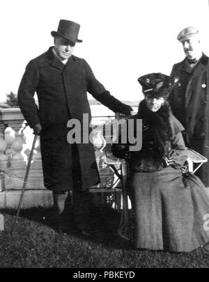 . Englisch: Henry James, Edith Wharton und Howard Sturgis auf der Veranda am Mount. Vor 1920 754 Henry James, Edith Wharton und Howard Sturgis auf der Veranda auf den Berg Stockfoto