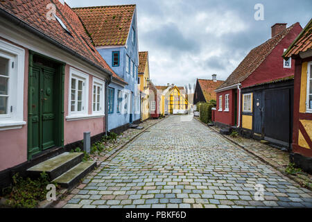 Schönen blick auf die Straße des historischen traditionelle dänische Häuser der mittelalterlichen Marktstadt Aeroskobing, Aero Island, Dänemark Stockfoto