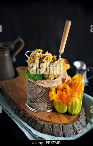 Blumen von Kürbis und Zucchini gebratene, traditionelle italienische Küche. Platz kopieren Stockfoto