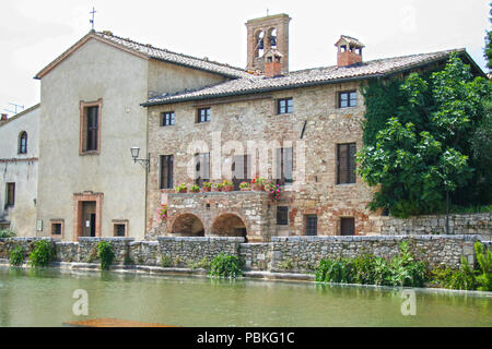 Das Quadrat von Bagno Vignoni, um einen Brunnen von heißem Thermalwasser gebaut Stockfoto