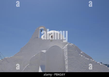 Die Fassade der Kirche Paraportiani in Chora Insel Mikonos. Arte Geschichte Architektur.3 vom Juli 2018. Chora, Insel Mikonos, Griechenland. Stockfoto