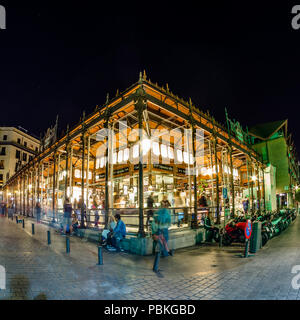 MADRID, SPANIEN - 28. OKTOBER 2017: Nachtansicht des 'Mercado de San Miguel' (Markt von San Miguel), beliebt bei Touristen Stockfoto