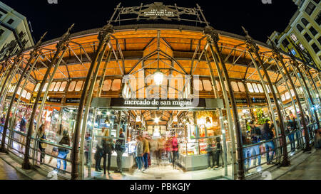 MADRID, SPANIEN - 28. OKTOBER 2017: Nachtansicht des 'Mercado de San Miguel' (Markt von San Miguel), beliebt bei Touristen Stockfoto