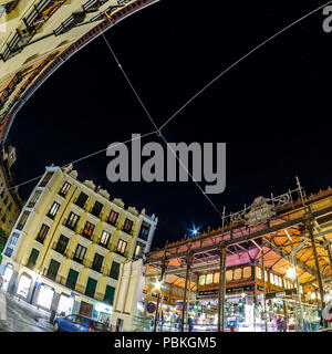 MADRID, SPANIEN - 28. OKTOBER 2017: Nachtansicht des 'Mercado de San Miguel' (Markt von San Miguel), beliebt bei Touristen Stockfoto