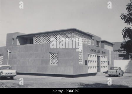 Jahrgang 1960 Foto der Standard Bank, Shinyanga, Norden von Tansania, Afrika Stockfoto