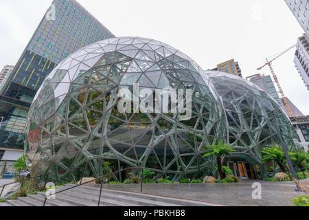 Seattle, Washington - 30. Juni 2018: Blick auf Amazon die Kugeln an seinem Hauptsitz in Seattle und Office Tower in Seattle WA USA Stockfoto